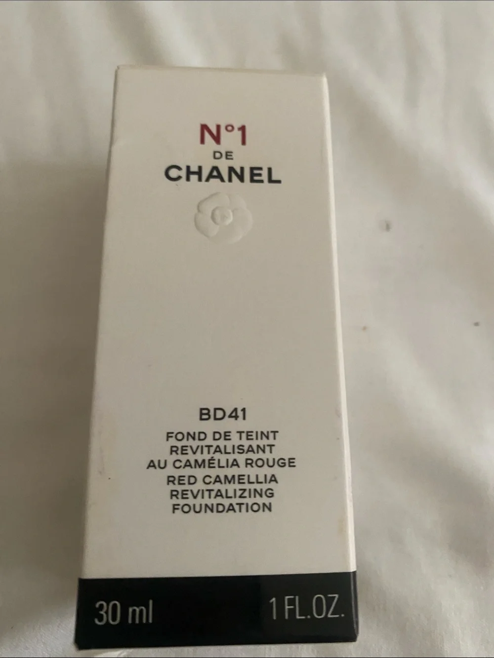 CHANEL N°1 Red Camellia Revitalizing Foundation BD41 - Dark beige